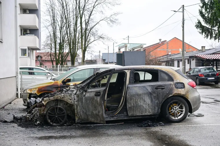 Mercedes u Zagrebu u potpunosti izgorio, vatra gutala i auto pored: Planulo je usred noći