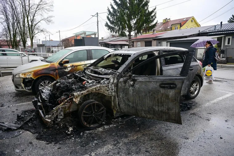 Mercedes u Zagrebu u potpunosti izgorio, vatra gutala i auto pored: Planulo je usred noći