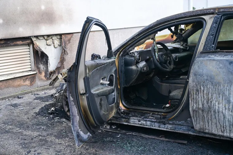 Mercedes u Zagrebu u potpunosti izgorio, vatra gutala i auto pored: Planulo je usred noći