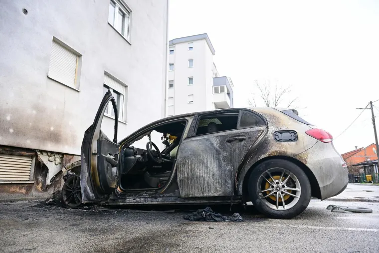 Mercedes u Zagrebu u potpunosti izgorio, vatra gutala i auto pored: Planulo je usred noći