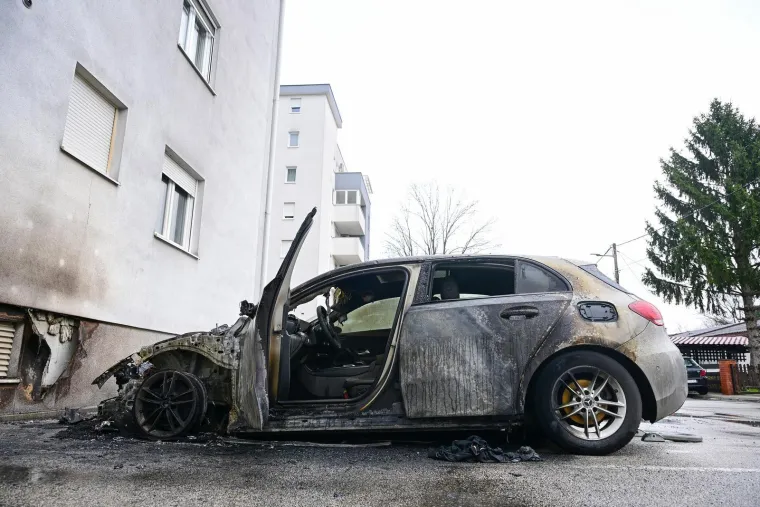 Mercedes u Zagrebu u potpunosti izgorio, vatra gutala i auto pored: Planulo je usred noći