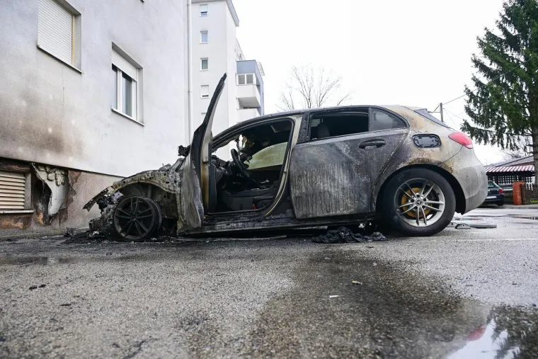 Mercedes u Zagrebu u potpunosti izgorio, vatra gutala i auto pored: Planulo je usred noći