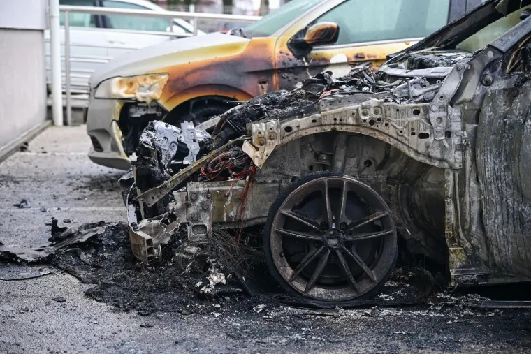 Mercedes u Zagrebu u potpunosti izgorio, vatra gutala i auto pored: Planulo je usred noći