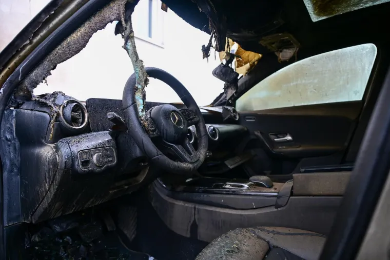 Mercedes u Zagrebu u potpunosti izgorio, vatra gutala i auto pored: Planulo je usred noći