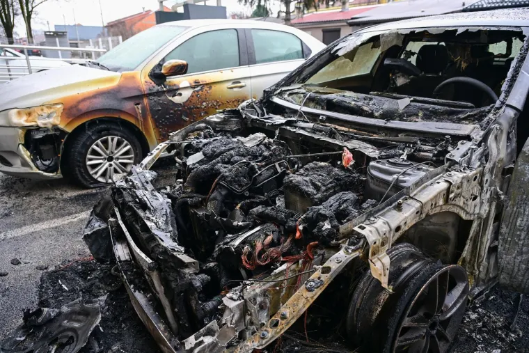 Mercedes u Zagrebu u potpunosti izgorio, vatra gutala i auto pored: Planulo je usred noći