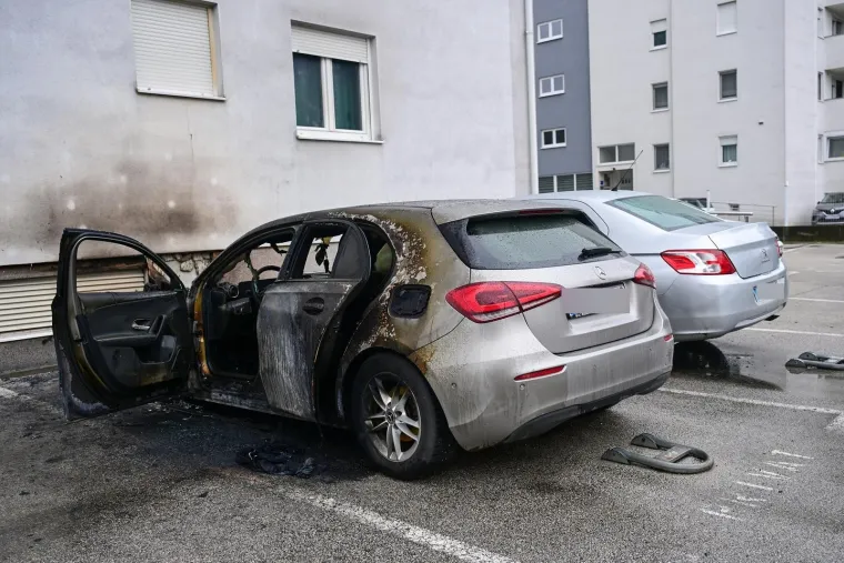 Mercedes u Zagrebu u potpunosti izgorio, vatra gutala i auto pored: Planulo je usred noći