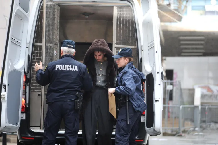 DiCaprio i supruga Iris privedeni na ispitivanje: Lica skrivali kapuljačama