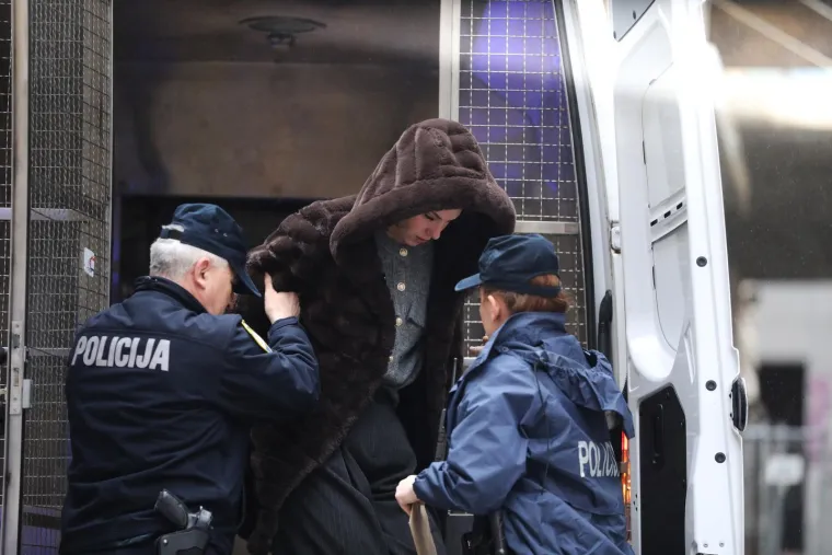 DiCaprio i supruga Iris privedeni na ispitivanje: Lica skrivali kapuljačama