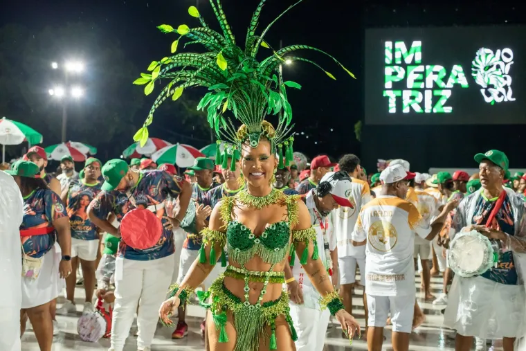 Dok zvijezda Reala preživljava krizu, njegova atraktivna djevojka izaziva ludilo u Riju