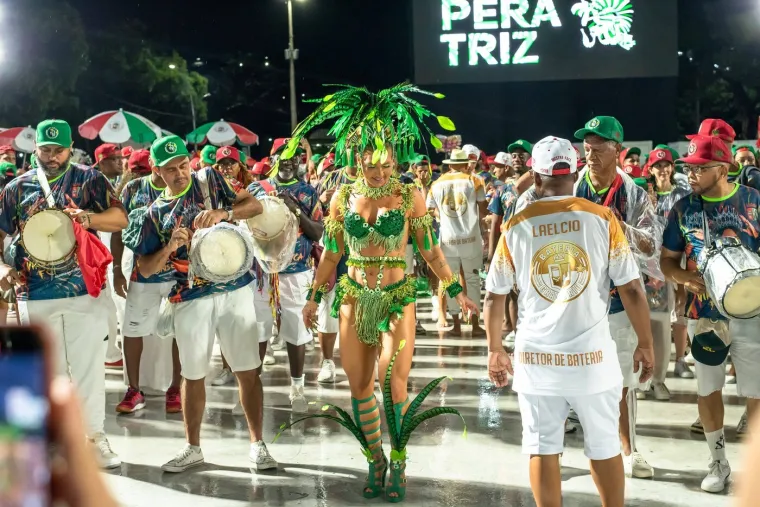 Dok zvijezda Reala preživljava krizu, njegova atraktivna djevojka izaziva ludilo u Riju