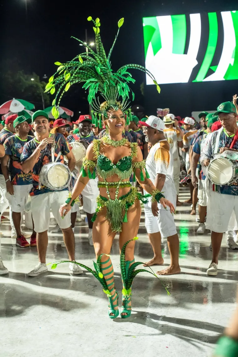 Dok zvijezda Reala preživljava krizu, njegova atraktivna djevojka izaziva ludilo u Riju