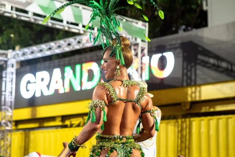 Dok zvijezda Reala preživljava krizu, njegova atraktivna djevojka izaziva ludilo u Riju