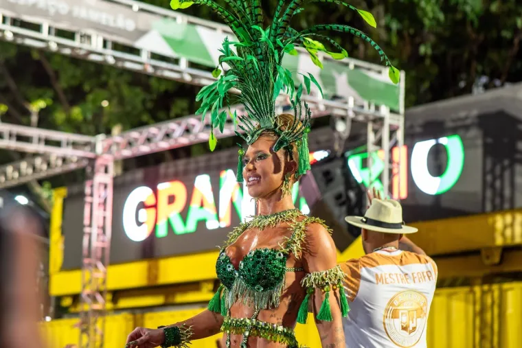 Dok zvijezda Reala preživljava krizu, njegova atraktivna djevojka izaziva ludilo u Riju