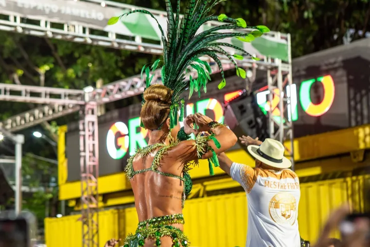 Dok zvijezda Reala preživljava krizu, njegova atraktivna djevojka izaziva ludilo u Riju