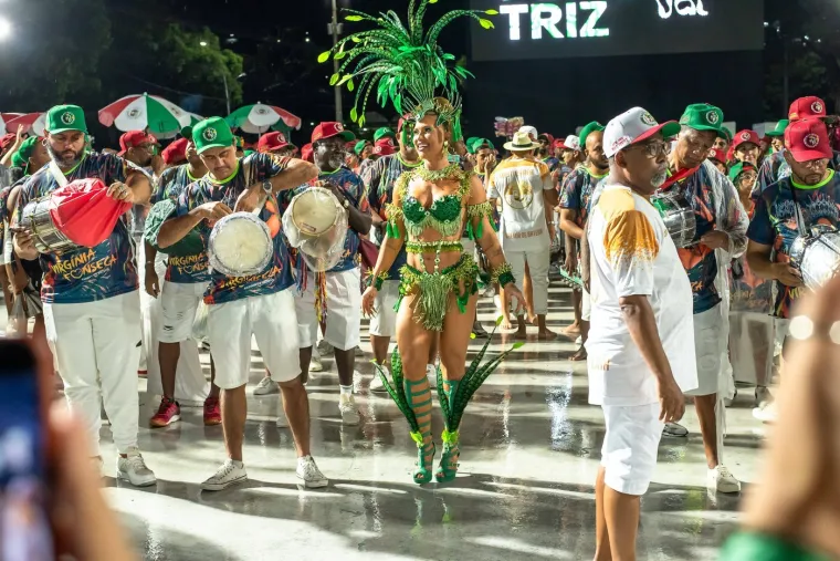 Dok zvijezda Reala preživljava krizu, njegova atraktivna djevojka izaziva ludilo u Riju