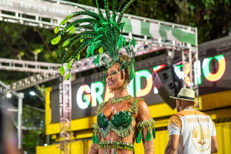 Dok zvijezda Reala preživljava krizu, njegova atraktivna djevojka izaziva ludilo u Riju