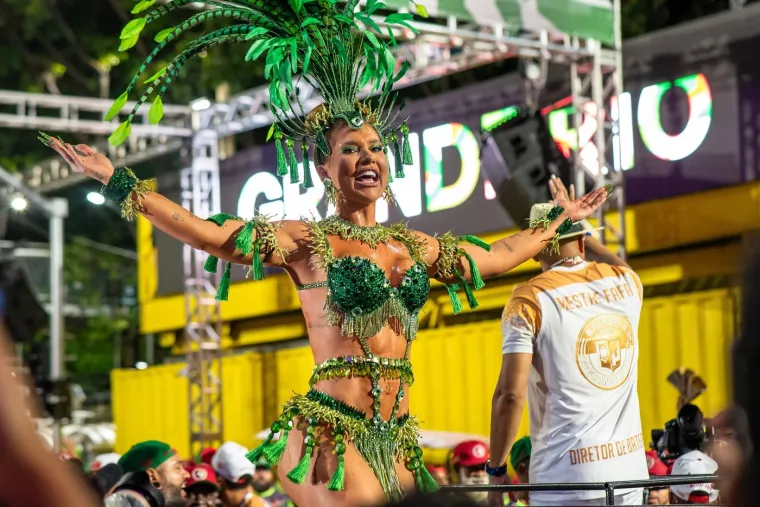 Dok zvijezda Reala preživljava krizu, njegova atraktivna djevojka izaziva ludilo u Riju