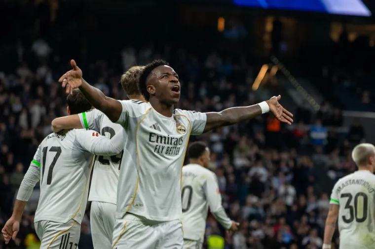 Dok zvijezda Reala preživljava krizu, njegova atraktivna djevojka izaziva ludilo u Riju