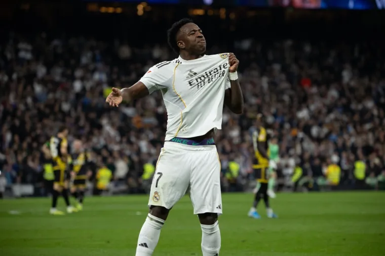 Dok zvijezda Reala preživljava krizu, njegova atraktivna djevojka izaziva ludilo u Riju