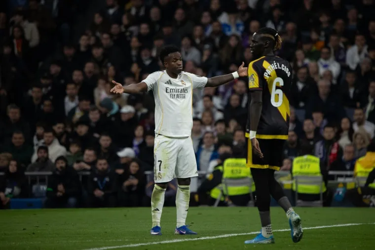 Dok zvijezda Reala preživljava krizu, njegova atraktivna djevojka izaziva ludilo u Riju