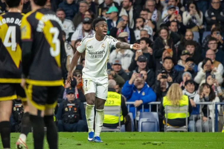 Dok zvijezda Reala preživljava krizu, njegova atraktivna djevojka izaziva ludilo u Riju