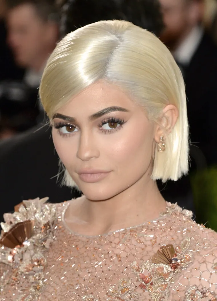 Kylie Jenner podigla temperaturu: Bizarni grudnjak postao glavna zvijezda kampanje