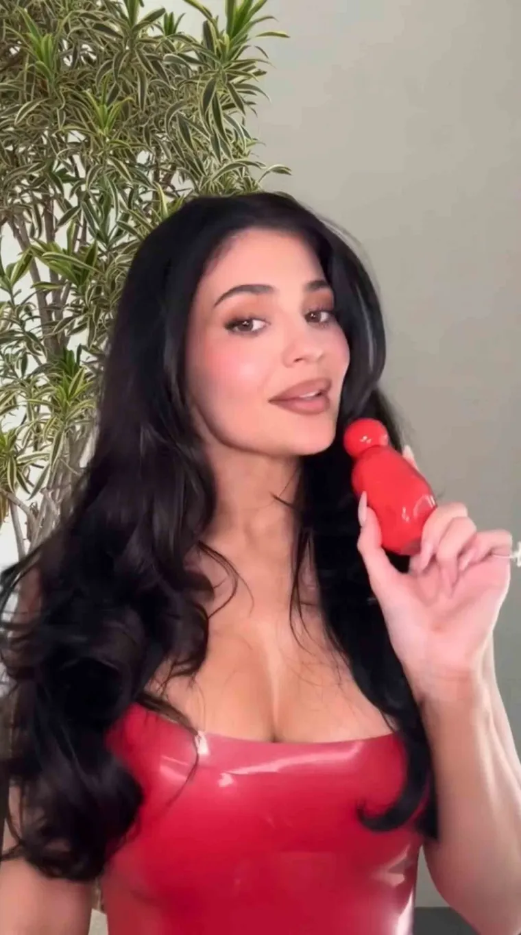 Kylie Jenner podigla temperaturu: Bizarni grudnjak postao glavna zvijezda kampanje