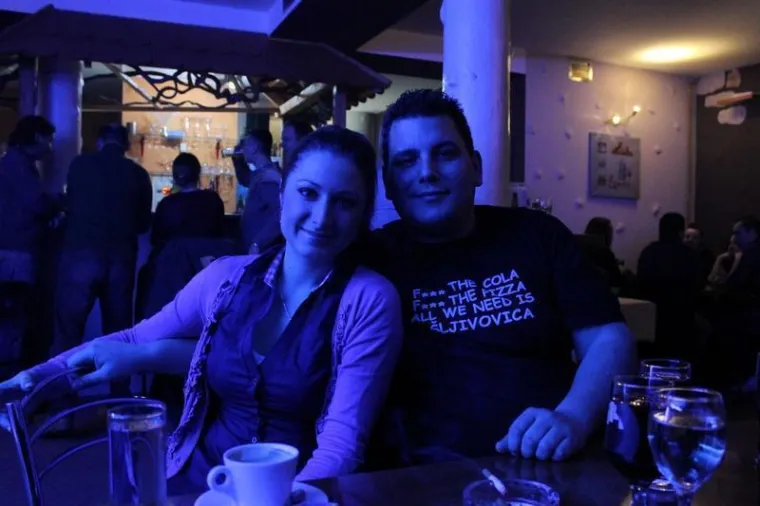 Uz dugokose ljepotice, u novootvorenom baru, poglede mamili natpisi na njegovim majicama