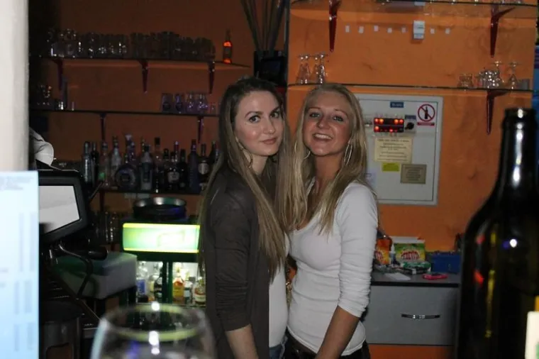 Uz dugokose ljepotice, u novootvorenom baru, poglede mamili natpisi na njegovim majicama