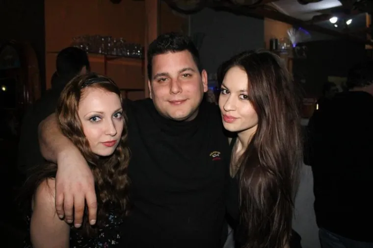 Uz dugokose ljepotice, u novootvorenom baru, poglede mamili natpisi na njegovim majicama