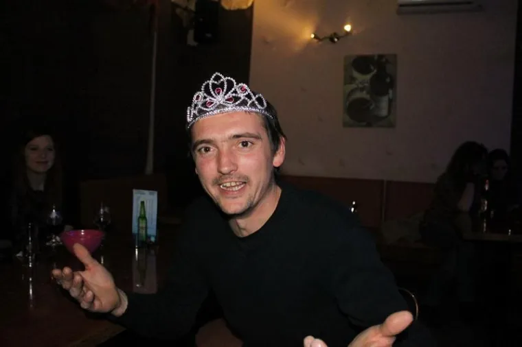 Uz dugokose ljepotice, u novootvorenom baru, poglede mamili natpisi na njegovim majicama