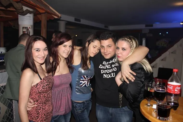 Uz dugokose ljepotice, u novootvorenom baru, poglede mamili natpisi na njegovim majicama