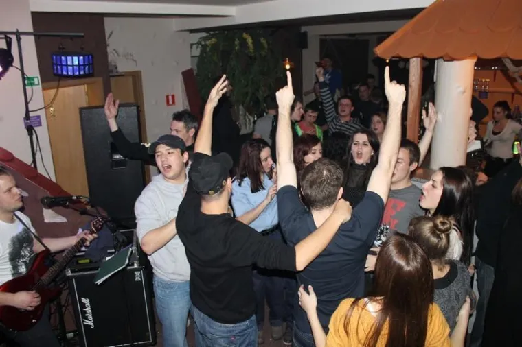 Uz dugokose ljepotice, u novootvorenom baru, poglede mamili natpisi na njegovim majicama