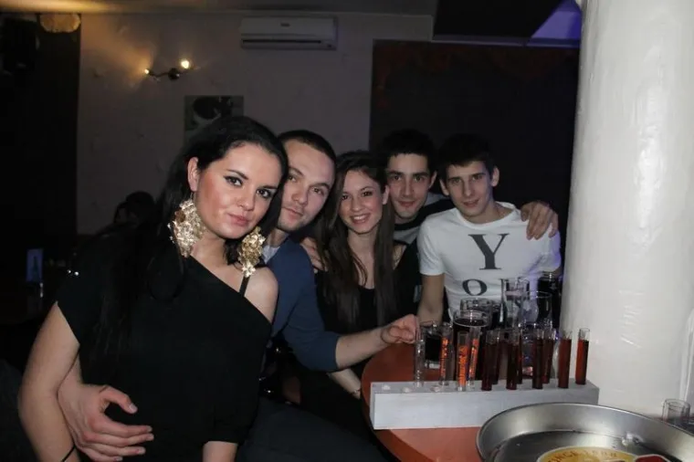 Uz dugokose ljepotice, u novootvorenom baru, poglede mamili natpisi na njegovim majicama