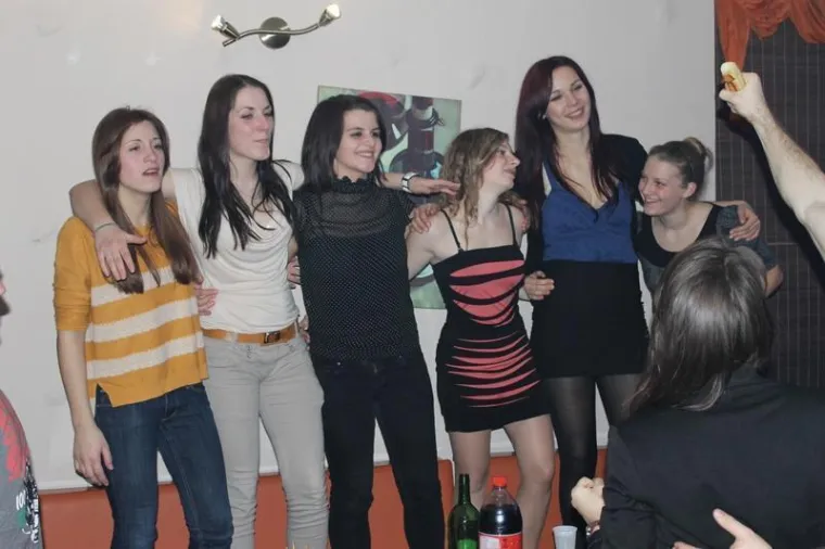 Uz dugokose ljepotice, u novootvorenom baru, poglede mamili natpisi na njegovim majicama