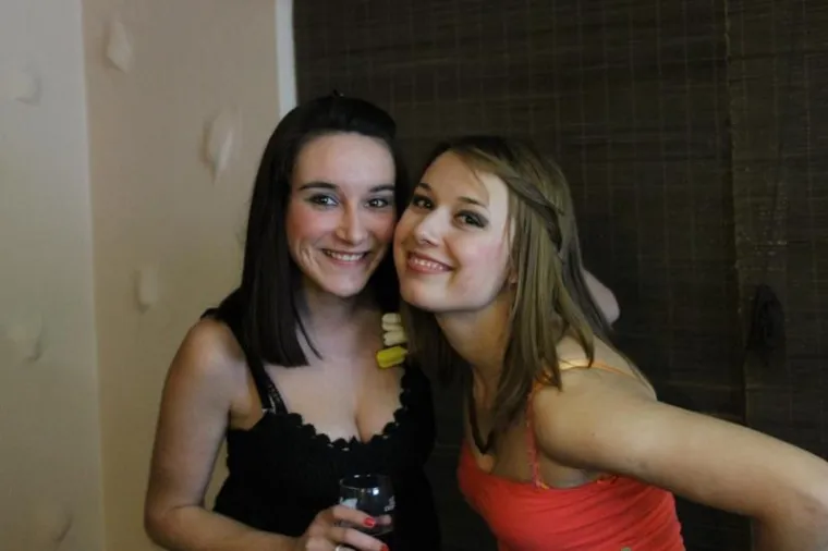 Uz dugokose ljepotice, u novootvorenom baru, poglede mamili natpisi na njegovim majicama