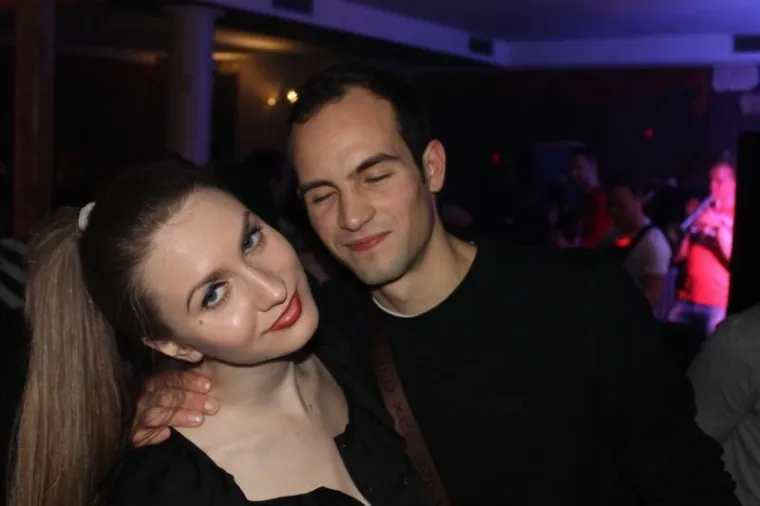 Uz dugokose ljepotice, u novootvorenom baru, poglede mamili natpisi na njegovim majicama