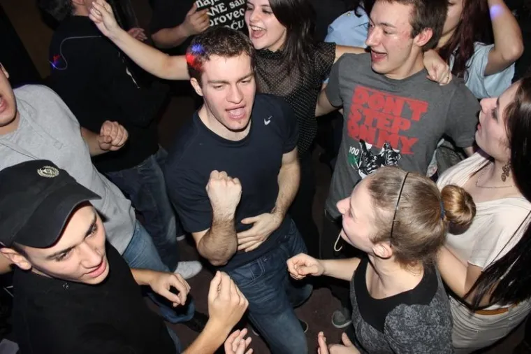 Uz dugokose ljepotice, u novootvorenom baru, poglede mamili natpisi na njegovim majicama