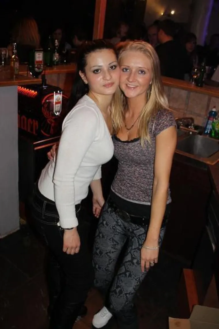 Uz dugokose ljepotice, u novootvorenom baru, poglede mamili natpisi na njegovim majicama