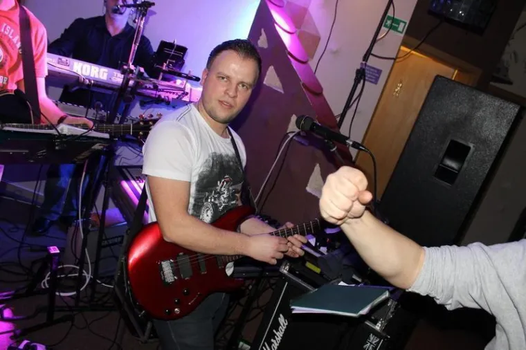 Uz dugokose ljepotice, u novootvorenom baru, poglede mamili natpisi na njegovim majicama