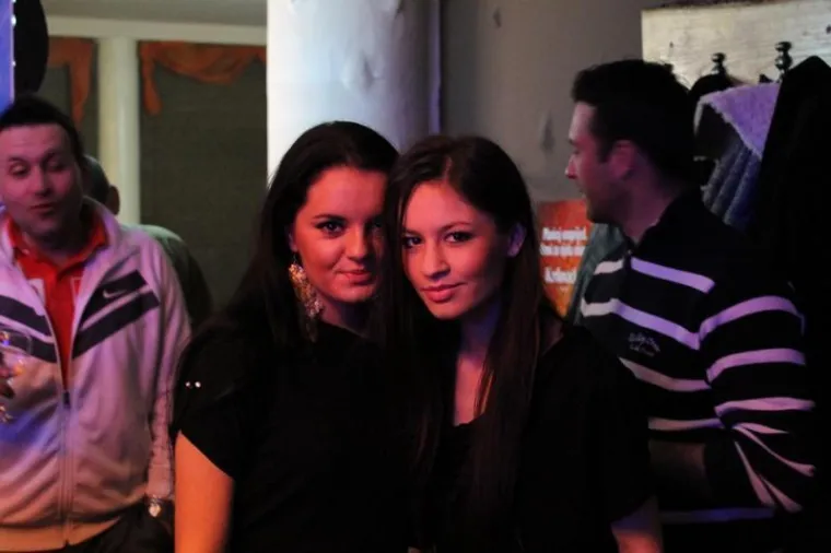 Uz dugokose ljepotice, u novootvorenom baru, poglede mamili natpisi na njegovim majicama