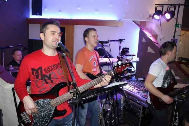 Uz dugokose ljepotice, u novootvorenom baru, poglede mamili natpisi na njegovim majicama