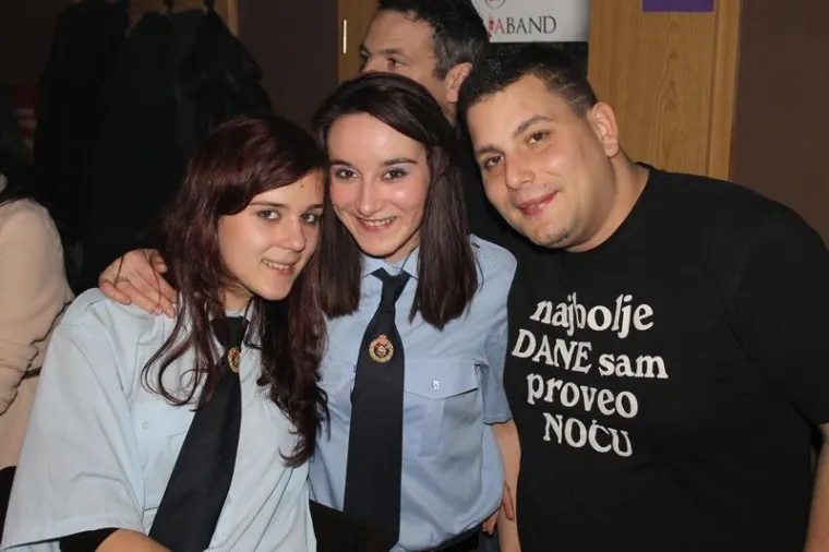 Uz dugokose ljepotice, u novootvorenom baru, poglede mamili natpisi na njegovim majicama