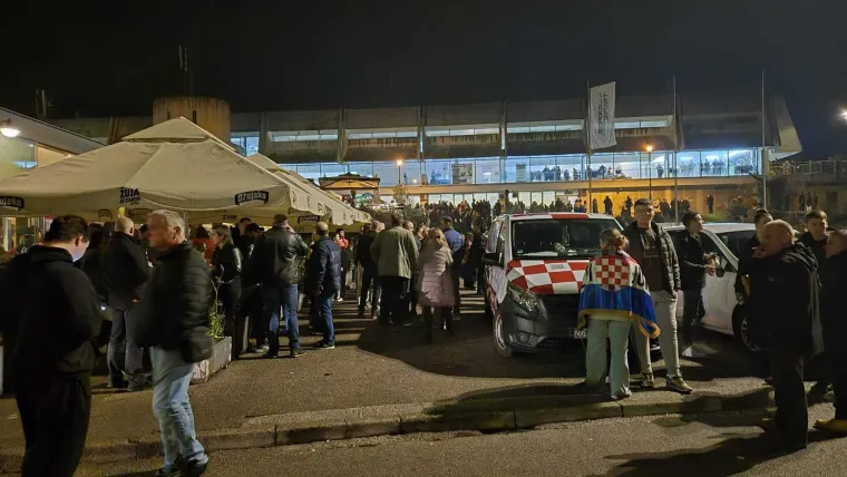 Prepuna dvorana s nestrpljenjem čekala Thompsona: Kad je do&scaron;ao na pozornicu, nastao je spektakl, pogledajte prizore