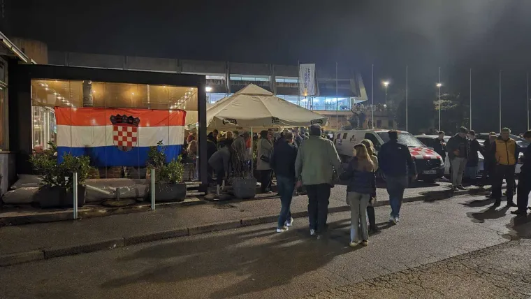 Prepuna dvorana s nestrpljenjem čekala Thompsona: Kad je do&scaron;ao na pozornicu, nastao je spektakl, pogledajte prizore