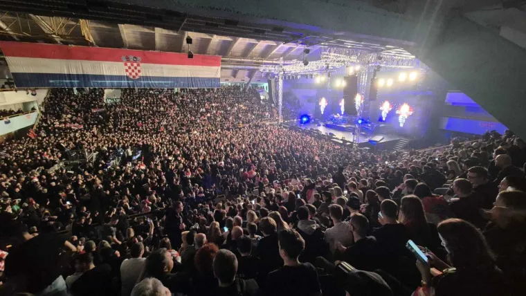 Prepuna dvorana s nestrpljenjem čekala Thompsona: Kad je do&scaron;ao na pozornicu, nastao je spektakl, pogledajte prizore