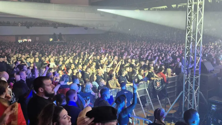 Prepuna dvorana s nestrpljenjem čekala Thompsona: Kad je do&scaron;ao na pozornicu, nastao je spektakl, pogledajte prizore