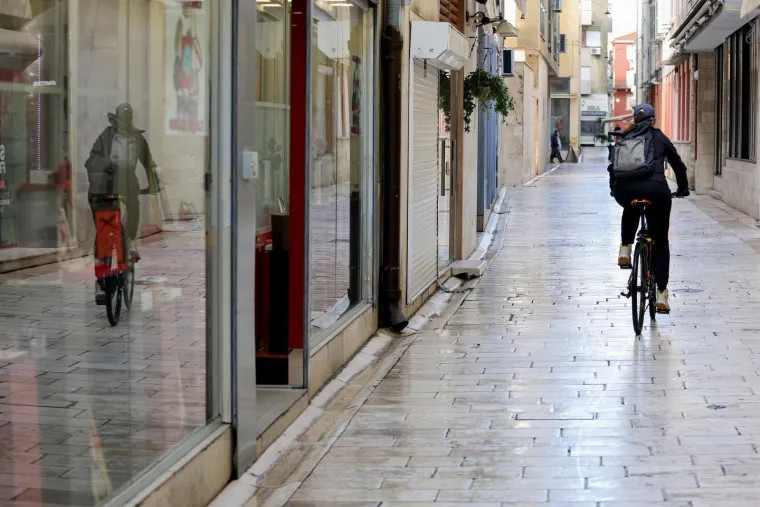 Prolaznica koja je oživjela grad: Cvjetni uzorci dominirali zadarskom &scaron;picom