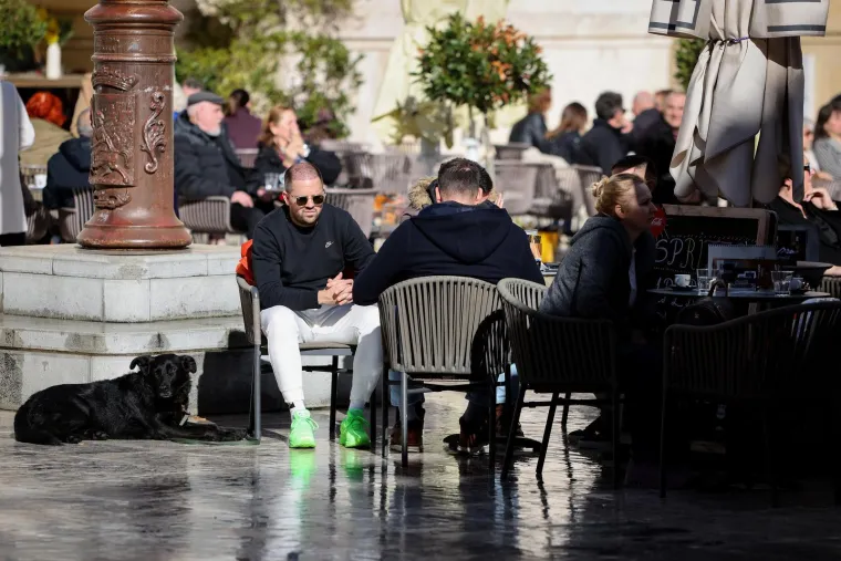 Prolaznica koja je oživjela grad: Cvjetni uzorci dominirali zadarskom &scaron;picom