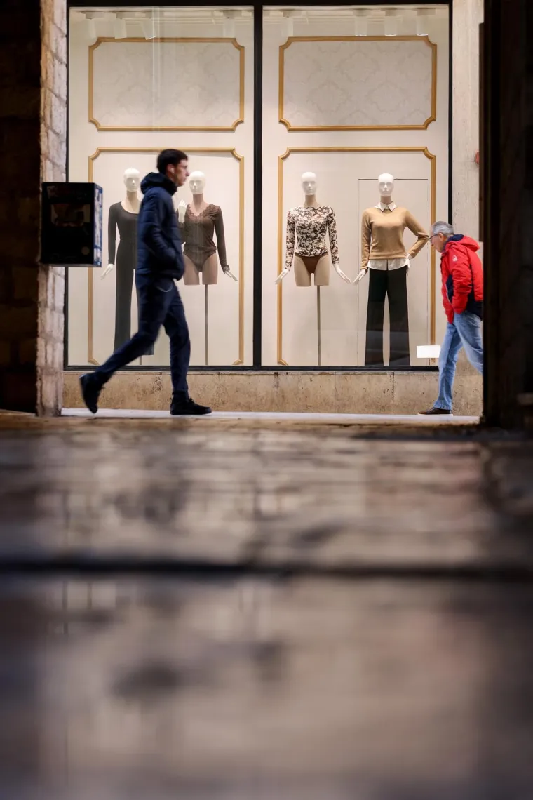 Prolaznica koja je oživjela grad: Cvjetni uzorci dominirali zadarskom &scaron;picom